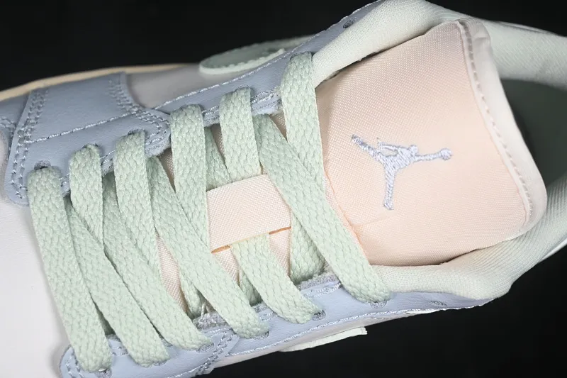 All categories Air Jordan Jordan series basketball shoes Air Jordan 1 Low G version pure original Air Jordan 1 Low AJ1 Joe 1 light blue color matching low-top cultural casual sneakers DC0774-108